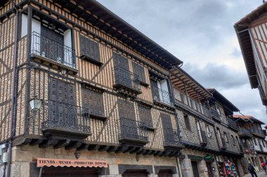 Alberca, Salamanca, İspanya, 19 Mayıs 2025, La Alberca, Salamanca 'da dar bir sokakta yarı ahşap ve taş cepheli geleneksel mimari.