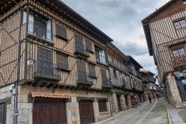 Alberca, Salamanca, İspanya, 19 Mayıs 2025, La Alberca, Salamanca 'da dar bir sokakta yarı ahşap ve taş cepheli geleneksel mimari.