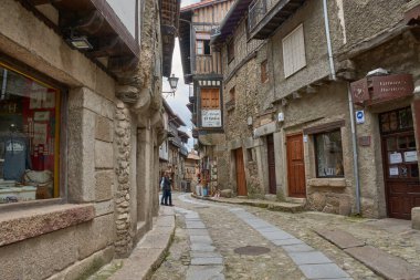 Alberca, Salamanca, İspanya, 19 Mayıs 2025, La Alberca, Salamanca 'da dar bir sokakta yarı ahşap ve taş cepheli geleneksel mimari.