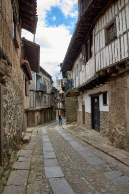 Alberca, Salamanca, İspanya, 19 Mayıs 2025, La Alberca, Salamanca 'da dar bir sokakta yarı ahşap ve taş cepheli geleneksel mimari.