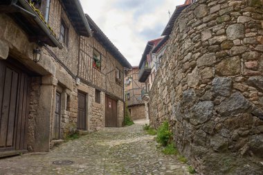 Alberca, Salamanca, İspanya, 19 Mayıs 2025, La Alberca, Salamanca 'da dar bir sokakta yarı ahşap ve taş cepheli geleneksel mimari.