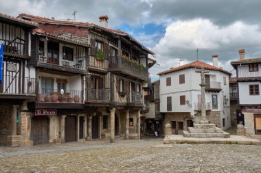 Alberca, Salamanca, İspanya, 19 Mayıs 2025, La Alberca, Salamanca 'da dar bir sokakta yarı ahşap ve taş cepheli geleneksel mimari.