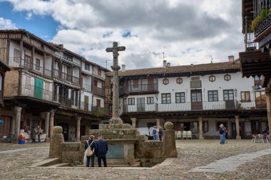 Alberca, Salamanca, İspanya, 19 Mayıs 2025, La Alberca, Salamanca 'da dar bir sokakta yarı ahşap ve taş cepheli geleneksel mimari.