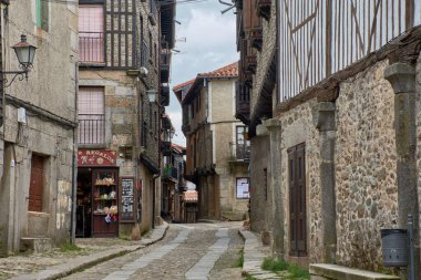 Alberca, Salamanca, İspanya, 19 Mayıs 2025, La Alberca, Salamanca 'da dar bir sokakta yarı ahşap ve taş cepheli geleneksel mimari.