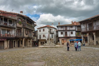 Alberca, Salamanca, İspanya, 19 Mayıs 2025, La Alberca, Salamanca 'da dar bir sokakta yarı ahşap ve taş cepheli geleneksel mimari.