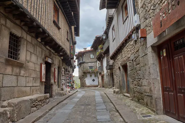 Alberca, Salamanca, İspanya, 19 Mayıs 2025, La Alberca, Salamanca 'da dar bir sokakta yarı ahşap ve taş cepheli geleneksel mimari.