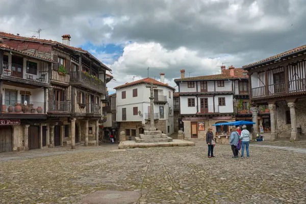 Alberca, Salamanca, İspanya, 19 Mayıs 2025, La Alberca, Salamanca 'da dar bir sokakta yarı ahşap ve taş cepheli geleneksel mimari.