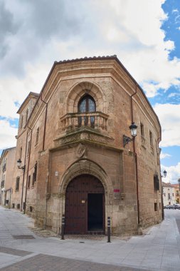 16. yüzyıl Gotik tarzı görkemli bir bina olan Ciudad Rodrigo, Salamanca 'daki Casa de los Vazquez ailesinin ön görüntüsü 1923' te restore edildi ve şimdi postaneye ev sahipliği yapıyor.. 
