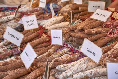 Fransa 'nın Aix-en-Provence kentindeki bir pazarda, pişirilmiş et ve sucuk çeşitleri sergileniyor. Her ürüne 