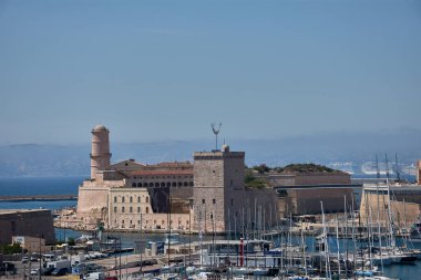 Marsilya, Fransa, 31 Mayıs 2025, Saint-Jean Kalesi, 17. yüzyılda inşa edildi, Marsilya kıyısında görkemli bir şekilde duruyor, yelkenliler ve modern gemilerle çevrili bir limanda. Görüntü, tarihi taş mimarisinin sağlamlığını birleştiriyor.