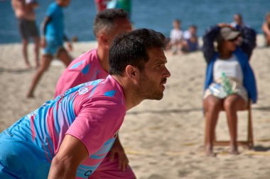 Bayona, Pontevedra, İspanya; 12 Temmuz 2025, bir futevolei oyuncusu, Kosta Adeje 2025 Ulusal Ligi 'nin dördüncü turunda, Baiona plajında oynanan maçta göğsüyle topun tam kontrolünü gerçekleştirir.. 