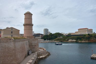 Marsilya, Fransa, 2 Haziran 2025 'te Avrupa Müzesi' nden Marsilya 'nın Eski Limanı' na açılan sahnede, eğlence tekneleri tarihi mimari ve ön plandaki ikonik müze kaplamalarıyla tezat oluşturur.. 