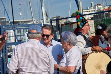Vigo, İspanya, 25 Temmuz 2025, Vigo Belediye Başkanı, Abel Caballero, Mioca Birliği Başkanı ile birlikte, Vigo Estuary boyunca bir geziye çıkmak üzere olan büyük bir grup üyeye veda ederken yakınlık ve neşe gösterirler.