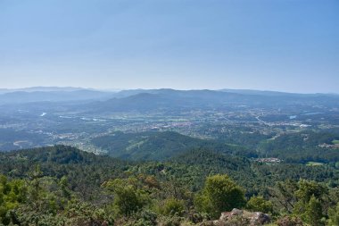 Tui 'deki Tecla Dağı' nın tepesinden nehir, ormanlar ve dağlar gibi doğal elementleri kentsel alanlar ve bir ana yol ile birleştiren geniş ve dengeli bir manzara görebilirsiniz.. 