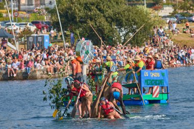 Nigran, Pontevedra, İspanya; 24 Ağustos 2025: A Foz, Ramallosa, Nigran 'daki Flota como poidas etkinliği, mizah, yaratıcılık ve popüler ruh ile dolu bir kutlama için her yaz yüzlerce insanı bir araya getirir..