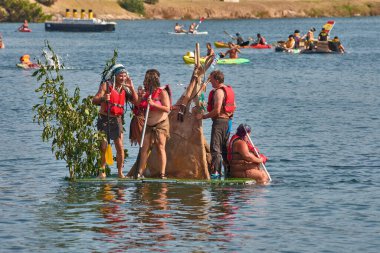 Nigran, Pontevedra, İspanya; 24 Ağustos 2025: A Foz, Ramallosa, Nigran 'daki Flota como poidas etkinliği, mizah, yaratıcılık ve popüler ruh ile dolu bir kutlama için her yaz yüzlerce insanı bir araya getirir..