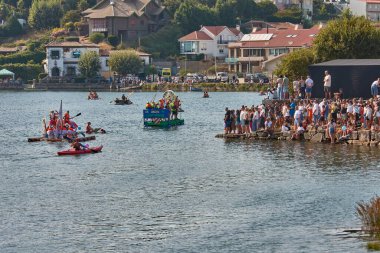 Nigran, Pontevedra, İspanya; 24 Ağustos 2025: A Foz, Ramallosa, Nigran 'daki Flota como poidas etkinliği, mizah, yaratıcılık ve popüler ruh ile dolu bir kutlama için her yaz yüzlerce insanı bir araya getirir..