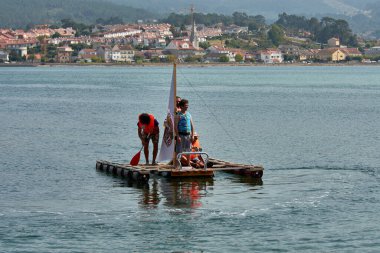 Nigran, Pontevedra, İspanya; 24 Ağustos 2025: A Foz, Ramallosa, Nigran 'daki Flota como poidas etkinliği, mizah, yaratıcılık ve popüler ruh ile dolu bir kutlama için her yaz yüzlerce insanı bir araya getirir..