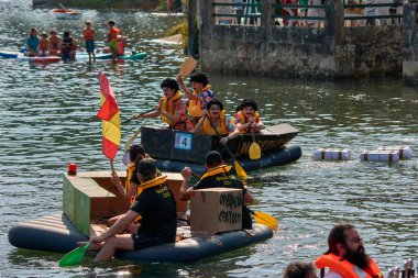 Nigran, Pontevedra, İspanya; 24 Ağustos 2025: A Foz, Ramallosa, Nigran 'daki Flota como poidas etkinliği, mizah, yaratıcılık ve popüler ruh ile dolu bir kutlama için her yaz yüzlerce insanı bir araya getirir..