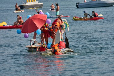 Nigran, Pontevedra, İspanya; 24 Ağustos 2025: A Foz, Ramallosa, Nigran 'daki Flota como poidas etkinliği, mizah, yaratıcılık ve popüler ruh ile dolu bir kutlama için her yaz yüzlerce insanı bir araya getirir..