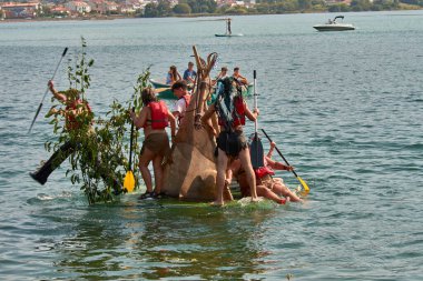 Nigran, Pontevedra, İspanya; 24 Ağustos 2025: A Foz, Ramallosa, Nigran 'daki Flota como poidas etkinliği, mizah, yaratıcılık ve popüler ruh ile dolu bir kutlama için her yaz yüzlerce insanı bir araya getirir..