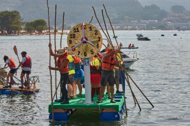 Nigran, Pontevedra, İspanya; 24 Ağustos 2025: A Foz, Ramallosa, Nigran 'daki Flota como poidas etkinliği, mizah, yaratıcılık ve popüler ruh ile dolu bir kutlama için her yaz yüzlerce insanı bir araya getirir..