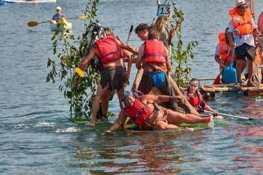 Nigran, Pontevedra, İspanya; 24 Ağustos 2025: A Foz, Ramallosa, Nigran 'daki Flota como poidas etkinliği, mizah, yaratıcılık ve popüler ruh ile dolu bir kutlama için her yaz yüzlerce insanı bir araya getirir..