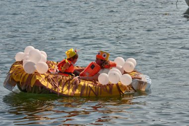 Nigran, Pontevedra, İspanya; 24 Ağustos 2025: A Foz, Ramallosa, Nigran 'daki Flota como poidas etkinliği, mizah, yaratıcılık ve popüler ruh ile dolu bir kutlama için her yaz yüzlerce insanı bir araya getirir..