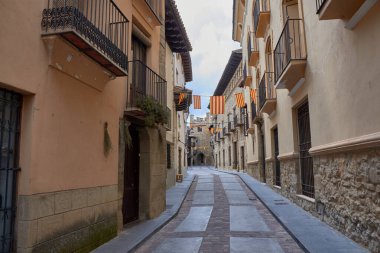 Küçük sevimli Rubielos de Mora kasabasının pitoresk caddeleri taş binalar ve ön cepheler arasında donatılmış demirden balkonlar ve ahşap pencerelerle süslenmiş..