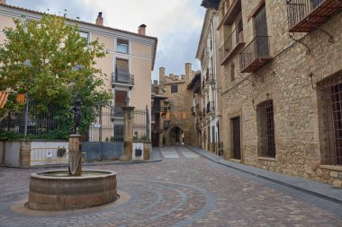 Küçük sevimli Rubielos de Mora kasabasının pitoresk caddeleri taş binalar ve ön cepheler arasında donatılmış demirden balkonlar ve ahşap pencerelerle süslenmiş..