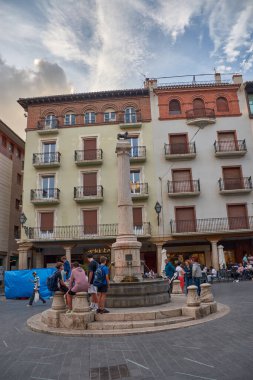 Teruel, İspanya, 5 Eylül 2025. El Torico de Teruel 'in ikonik anıtı şehrin en önemli meydanının kalbinde bulunan küçük bronz bir boğa heykeliyle taçlandırılmış uzun bir taş sütunun üzerinde duruyor.. 