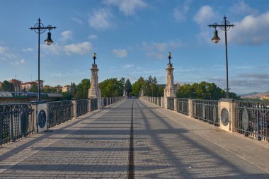 Teruel, İspanya, 6 Eylül 2025. 20. yüzyılın başlarından kalma görkemli Old Viaduct ya da Fernando Hue Viaduct, Kültürel İlgi Alanı, kaldırım taşı zemini ve zarif işlenmiş demir kaplamalı yaya geçidi olarak genişliyor. 