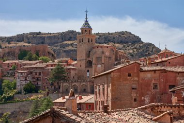 Albarracin kasabasının manzarası, geleneksel mimarinin evlerinin kayalık bir yamaçta yoğun bir şekilde gruplandırıldığı, sağlam bir duvar ve bir kalenin kalıntılarının bulunduğu eşsiz bir tarihi ve sanatsal kompleksi gözler önüne seriyor.. 