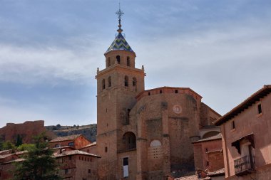Albarracin kasabasının manzarası, geleneksel mimarinin evlerinin kayalık bir yamaçta yoğun bir şekilde gruplandırıldığı, sağlam bir duvar ve bir kalenin kalıntılarının bulunduğu eşsiz bir tarihi ve sanatsal kompleksi gözler önüne seriyor.. 