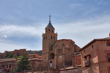 Albarracin kasabasının manzarası, geleneksel mimarinin evlerinin kayalık bir yamaçta yoğun bir şekilde gruplandırıldığı, sağlam bir duvar ve bir kalenin kalıntılarının bulunduğu eşsiz bir tarihi ve sanatsal kompleksi gözler önüne seriyor.. 
