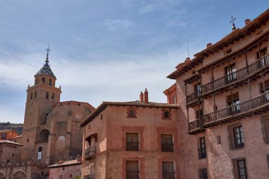 Albarracin kasabasının manzarası, geleneksel mimarinin evlerinin kayalık bir yamaçta yoğun bir şekilde gruplandırıldığı, sağlam bir duvar ve bir kalenin kalıntılarının bulunduğu eşsiz bir tarihi ve sanatsal kompleksi gözler önüne seriyor.. 