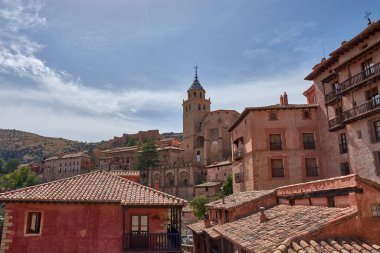 Albarracin kasabasının manzarası, geleneksel mimarinin evlerinin kayalık bir yamaçta yoğun bir şekilde gruplandırıldığı, sağlam bir duvar ve bir kalenin kalıntılarının bulunduğu eşsiz bir tarihi ve sanatsal kompleksi gözler önüne seriyor.. 