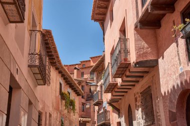 Albarakin kasabasında dar, dolambaçlı bir ortaçağ sokağı geleneksel olarak inşa edilmiş evler arasında yükseliyor, kırmızı ve koyu renkli cepheleriyle, beyazlatılmış duvarlarıyla, ahşap veya işlenmiş demir balkonlarıyla ünlü.. 