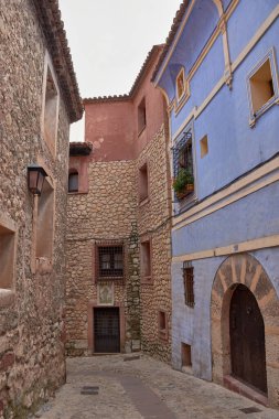 Albarakin kasabasında dar, dolambaçlı bir ortaçağ sokağı geleneksel olarak inşa edilmiş evler arasında yükseliyor, kırmızı ve koyu renkli cepheleriyle, beyazlatılmış duvarlarıyla, ahşap veya işlenmiş demir balkonlarıyla ünlü.. 