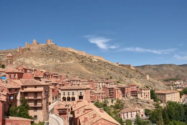 Ortaçağ Albarakin duvarı, sağlam gri taştan inşa edilmiş, tepenin sarp arazisinde yükseliyor ve rüzgarlar esiyor, sık köy evlerini kucaklıyor ve koruyor.. 