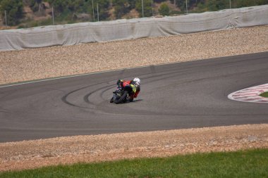 Alcarras, İspanya - 7 Eylül 2025, Lleida 'daki ünlü Circuit d' Alcarras 'ta yüksek performanslı motorsikletlerin teknik hassasiyeti ve adrenalin patlaması sergilenmektedir.. 