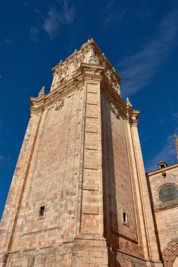 Soria, Kastilya ve Leon ilindeki El Burgo de Osma 'nın Varsayımı Katedrali. İspanya, görkemli Gotik kulesi ve özenle döşenmiş taştan cephesi. 