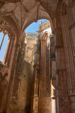 The unfinished chapels of the Monastery of Santa Maria da Vitoria in Batalha They reveal a structure open to the sky, with pointed arches, carved tracery, and ribs that evoke the grandeur of Portuguese Gothic. 