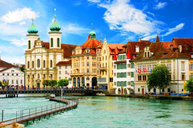 İsviçre, Lucerne 'deki eski ortaçağ kasabasının panoraması.