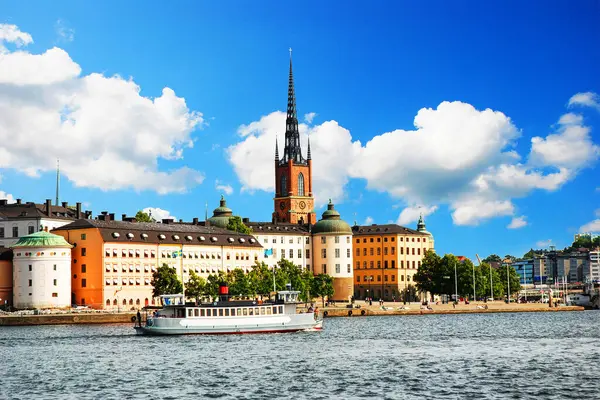 Stockholm, İsveç 'in başkenti ve en kalabalık kentidir ve aynı zamanda İskandinav ülkelerinin en büyük kentsel alanıdır..