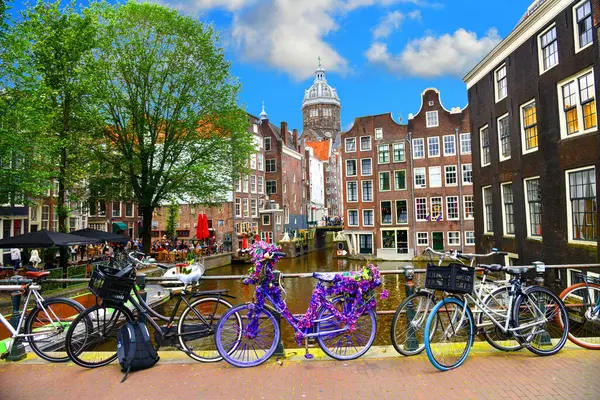 Bisikletler Amsterdam Kanalı üzerinde. Hollanda 'da resim gibi bir manzara..