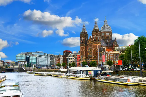 Aziz Niklas Bazilikası Hollanda 'nın Amsterdam şehrinde yer almaktadır..