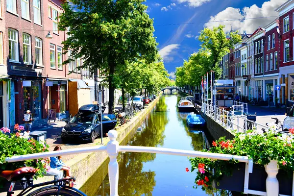 Delft, Hollanda 'nın Güney Hollanda eyaletinde yer alan bir şehirdir. Kuzeybatıda Lahey ve güneydoğuda Rotterdam arasında yer almaktadır.. 