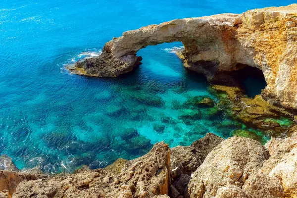 Kıbrıs. Aşıklar Köprüsü doğal bir kayalık köprüdür..