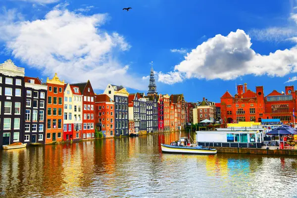 Amsterdam şehrinin ve evlerinin güzel görüntüsü..